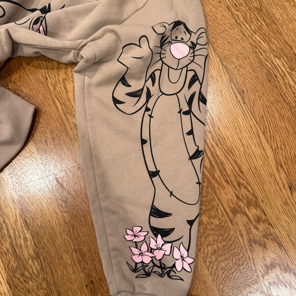 Disney Winnie the Pooh Tan Sweatshirt Sz Small NWOT - Picture 4 of 7